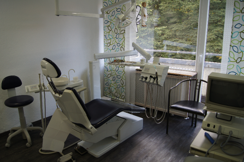 4- Behandlungszimmer 1 - das Zimmer mit der schönsten Aussicht nicht nur wegen der intraoralen Kamera...